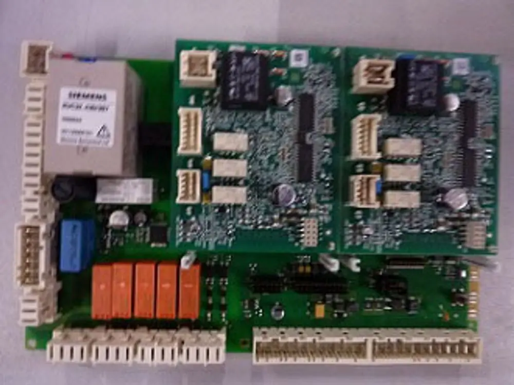 Brenner Control Platine von Remeha, ausgestattet mit mehreren Steckverbindern, Relais und einer PCB-Layout, dient zur Steuerung von Heizsystemen.